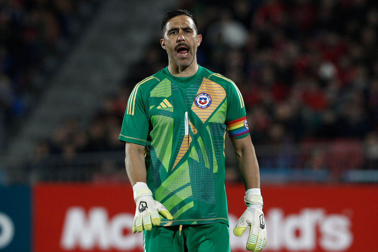 Terremoto en La Roja: Aseguran que Claudio Bravo no jugará por La Roja y podría retirarse