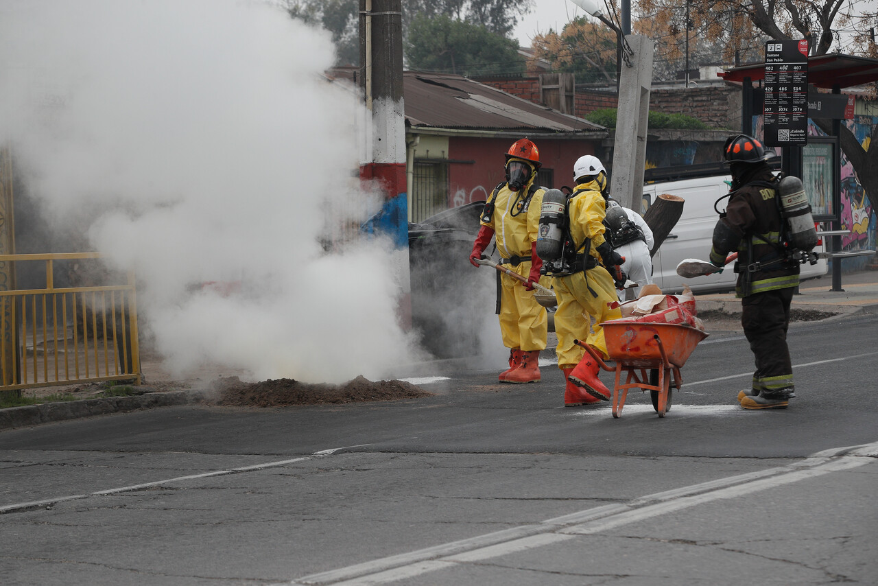 Emergencia química en Pudahuel: Corte de tránsito en San Pablo por derrame de ácido nítrico