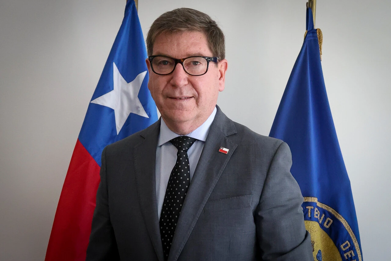 Biministro de Economía y Minería recibe críticas por decir que prefiere 