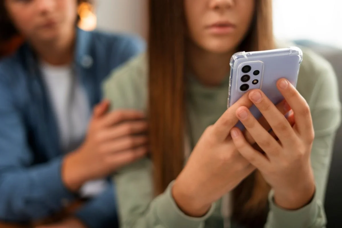 71% de ciberacoso escolar en Chile afecta a mujeres: Cómo identificar si hostigan o difunden fotos íntimas de tu hija