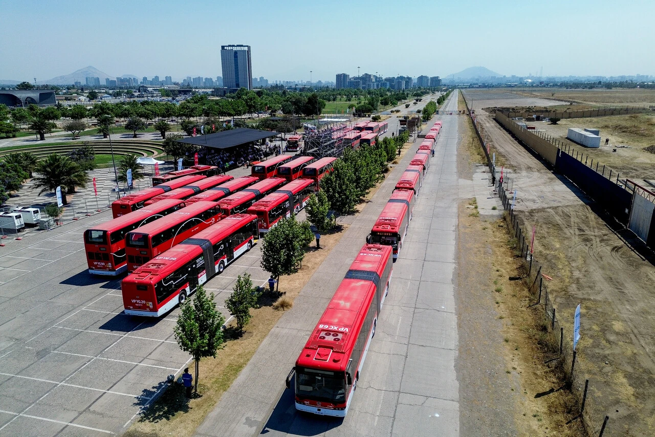 Ahorran millones de dólares al año evitando el alza del petróleo: La otra ventaja de los buses eléctricos en Santiago