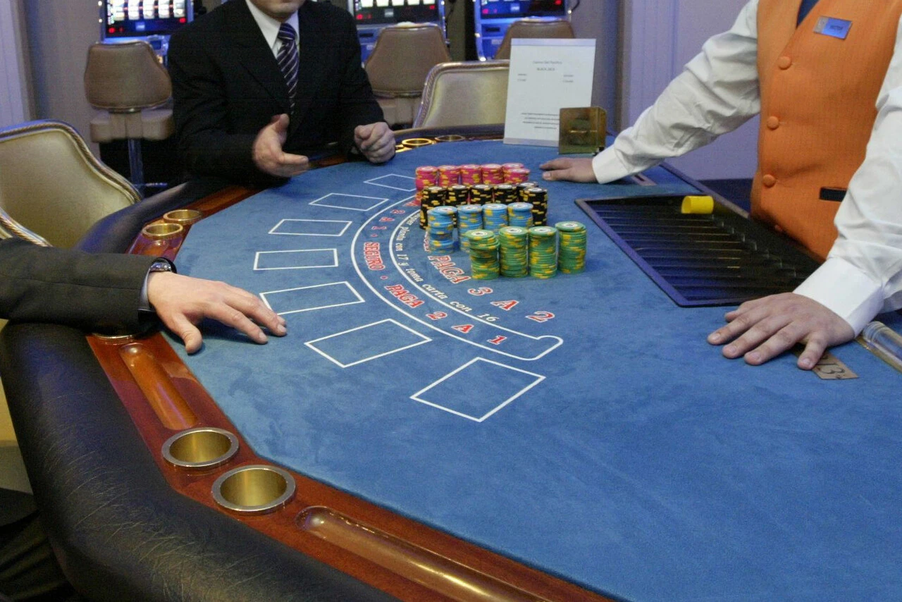 Contraloría denuncia a 910 funcionarios públicos por apostar $11.500 millones en casinos: Oficial FACh gastó $1.000.000.000