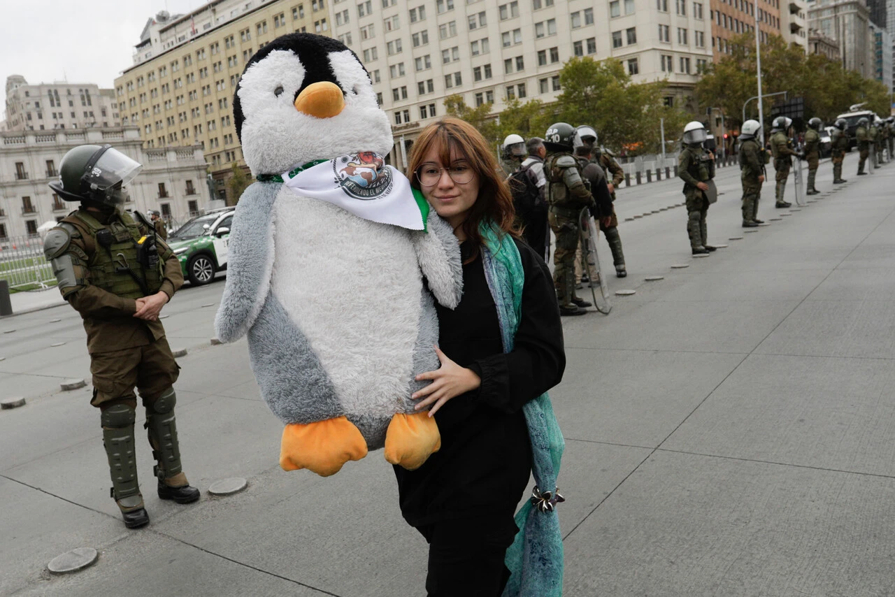 Jóvenes en la marcha por la naturaleza frente a La Moneda.