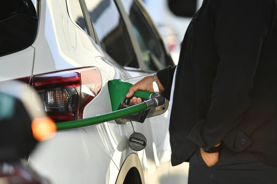 VIDEO| Entrevistado se dio cuenta en vivo cómo le iba a afectar alza de la bencina tras decir que “no me importa, no tengo auto”