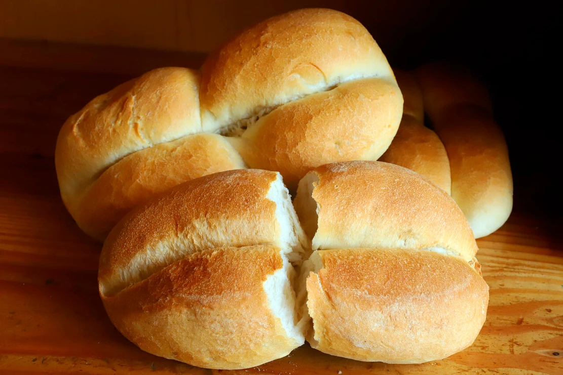 Alza del precio de las bencinas golpeará directo al bolsillo: Subirán el kilo de pan, frutas, verduras y pasajes en bus