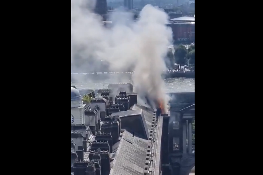 Decenas de bomberos combaten incendio en histórico edificio de Londres junto al Támesis