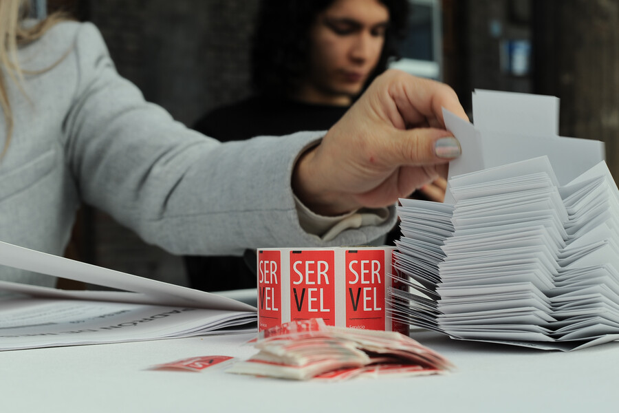 Voto migrante: El debate que abrió la reforma electoral y la vacilante postura de la derecha