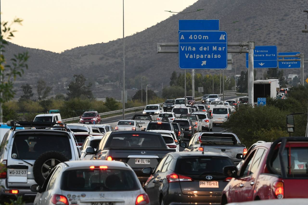 Fiestas Patrias XXL: Proyectan éxodo de 1,1 millones de vehículos, el doble que fin de semana pasado