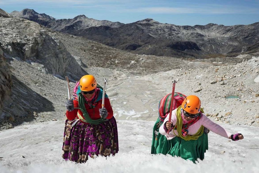 Rápido derretimiento de glaciares andinos en Bolivia amenaza sustento de Cholitas Escaladoras