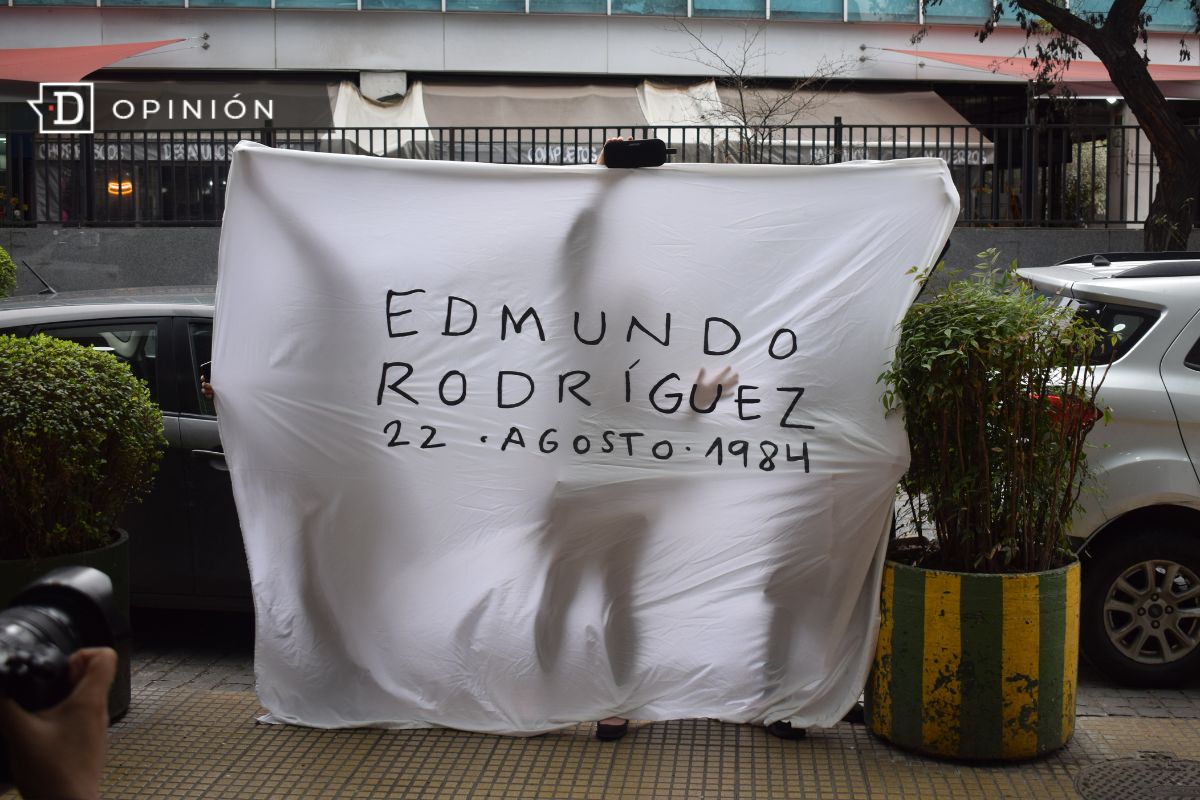 Edmundo Rodríguez y las llamas de su colchón alumbrando el presente