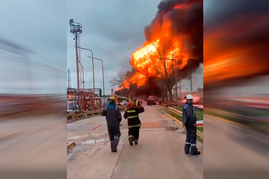 Emergencia en Argentina por gigantesco incendio en refinería YPF, la más grande del país