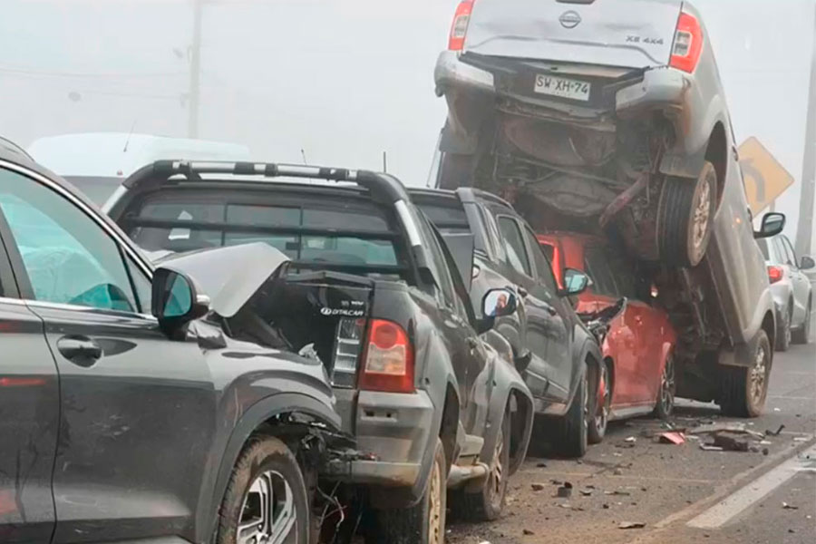 VIDEO| Impactante accidente múltiple con vehículos encima de otros se produce en Ruta 5 Sur