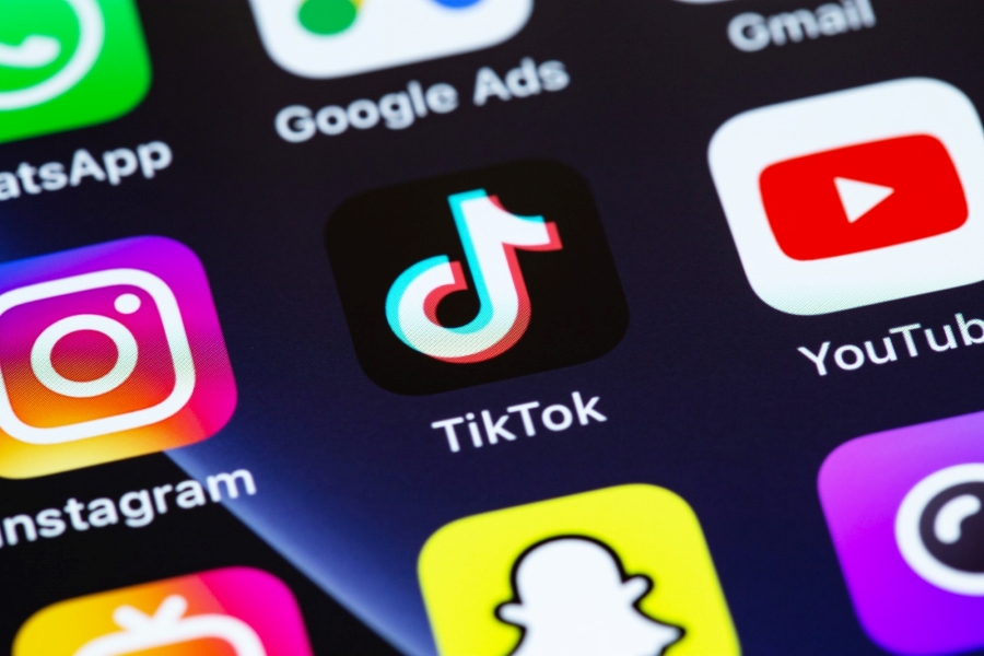 Tiktok es la peor evaluada: 76% de los chilenos confía "poco" o "nada" en las redes sociales