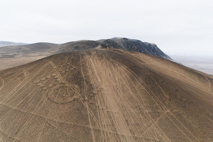 Jeeperos chilenos destruyen geoglifos usados como guía para culturas prehispánicas en desierto iquiqueño