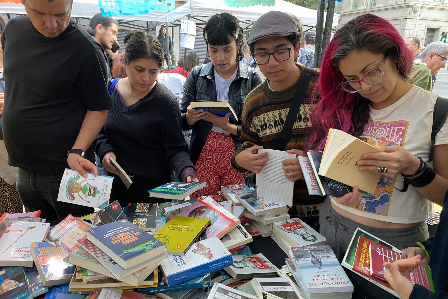 Caszely llega a III Feria Remate de Libros con presentación de obra con sus frases más icónicas