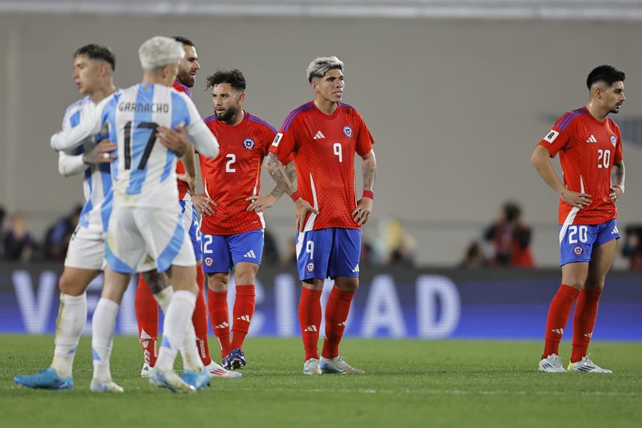 Chile es goleado por Argentina jugando a nada, con bajísimos rendimientos y ya cuelga del Mundial