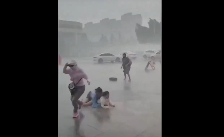 VIDEO| Tifón Yagi causa devastador impacto en China: Gente cae al suelo por la fuerza del viento