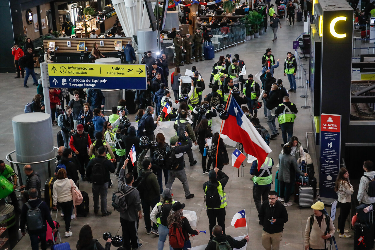 Huelga de trabajadores en Aeropuerto de Santiago: Así puedes saber si tu vuelo fue cancelado