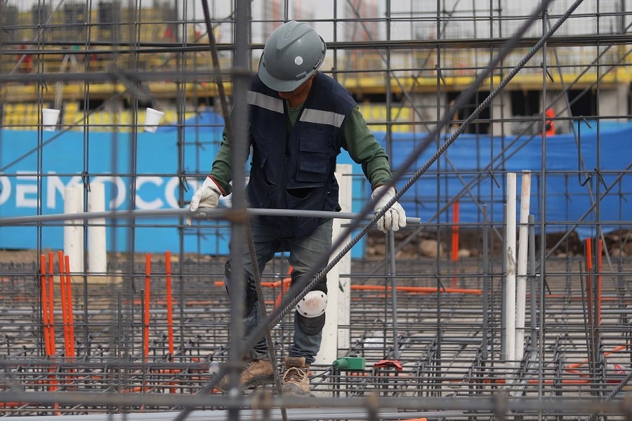 Zoom a la precariedad salarial en Chile: Sobre 50% de los trabajadores gana menos de $583 mil