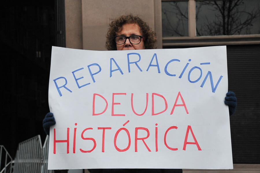 Profesores entregan folleto a Boric con rostros de afectados a 43 años de deuda histórica