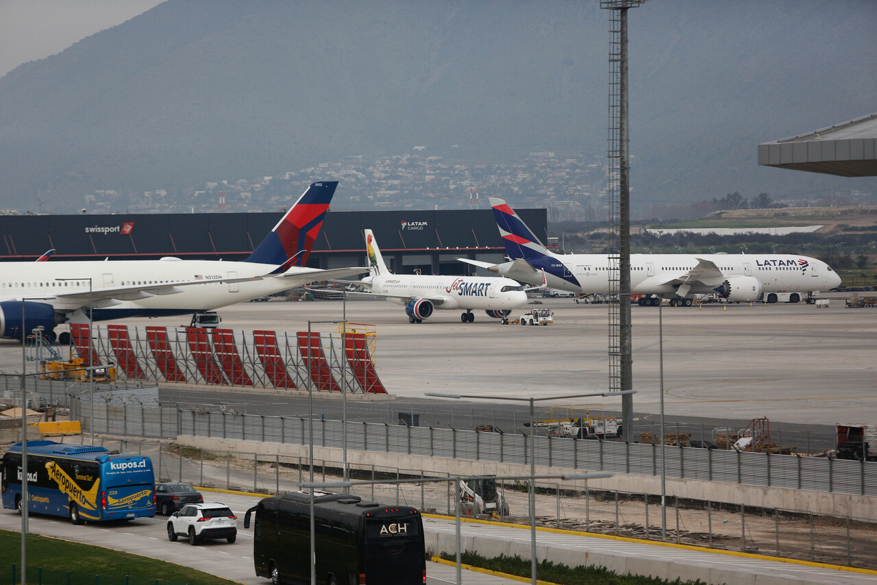 Huelga en el Aeropuerto de Santiago: Bono de colación sigue siendo piedra de tope para acuerdo