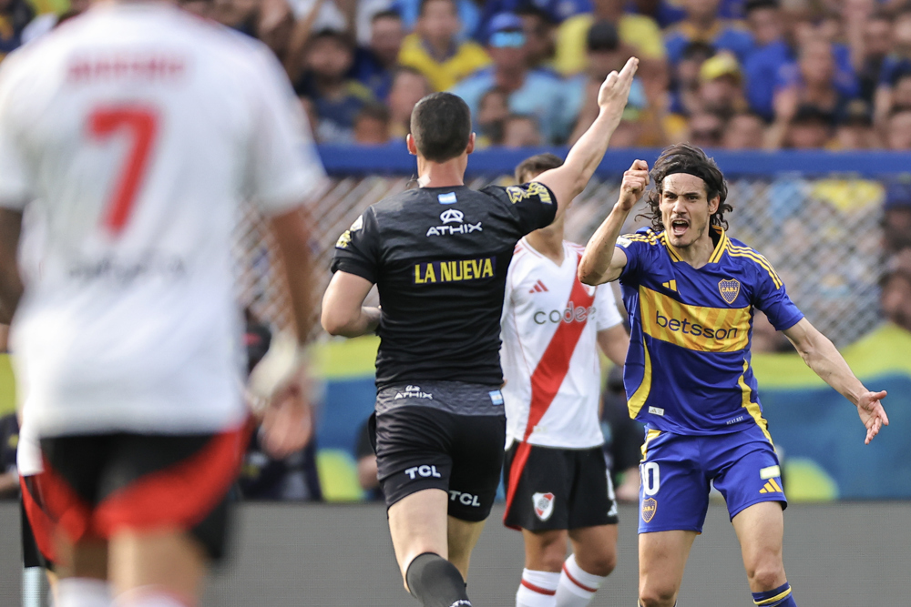 Superclásico Boca-River termina en escándalo: Gol anulado al minuto 107 y jugadores peleando con hinchas