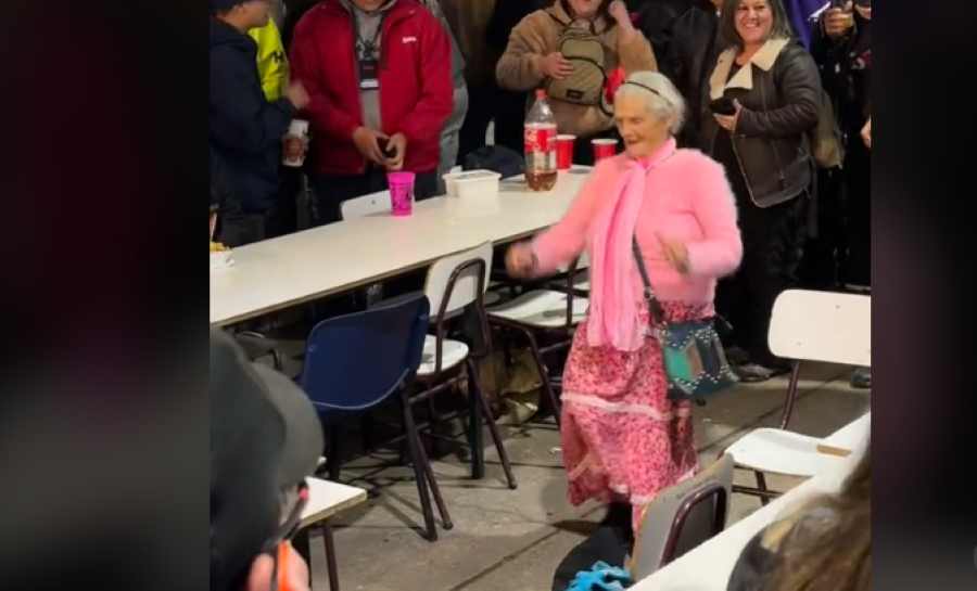 VIDEO| Adulta mayor se transformó en la reina del baile desatando euforia en celebración dieciochera