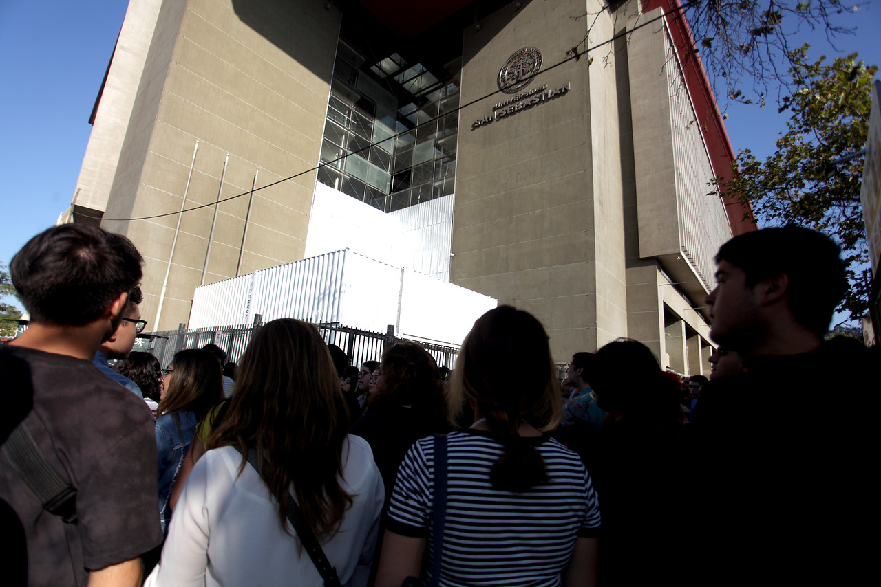 No hay agua potable y hay vidrios quebrados: Estudiantes de USS indignados con sueldazo de Cubillos