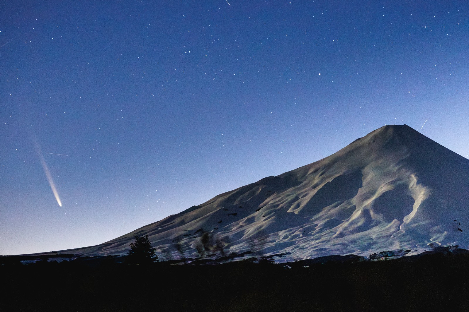 VIDEO| El impresionante registro que fotógrafo chileno realizó del ‘Cometa del Siglo’ en Villarrica