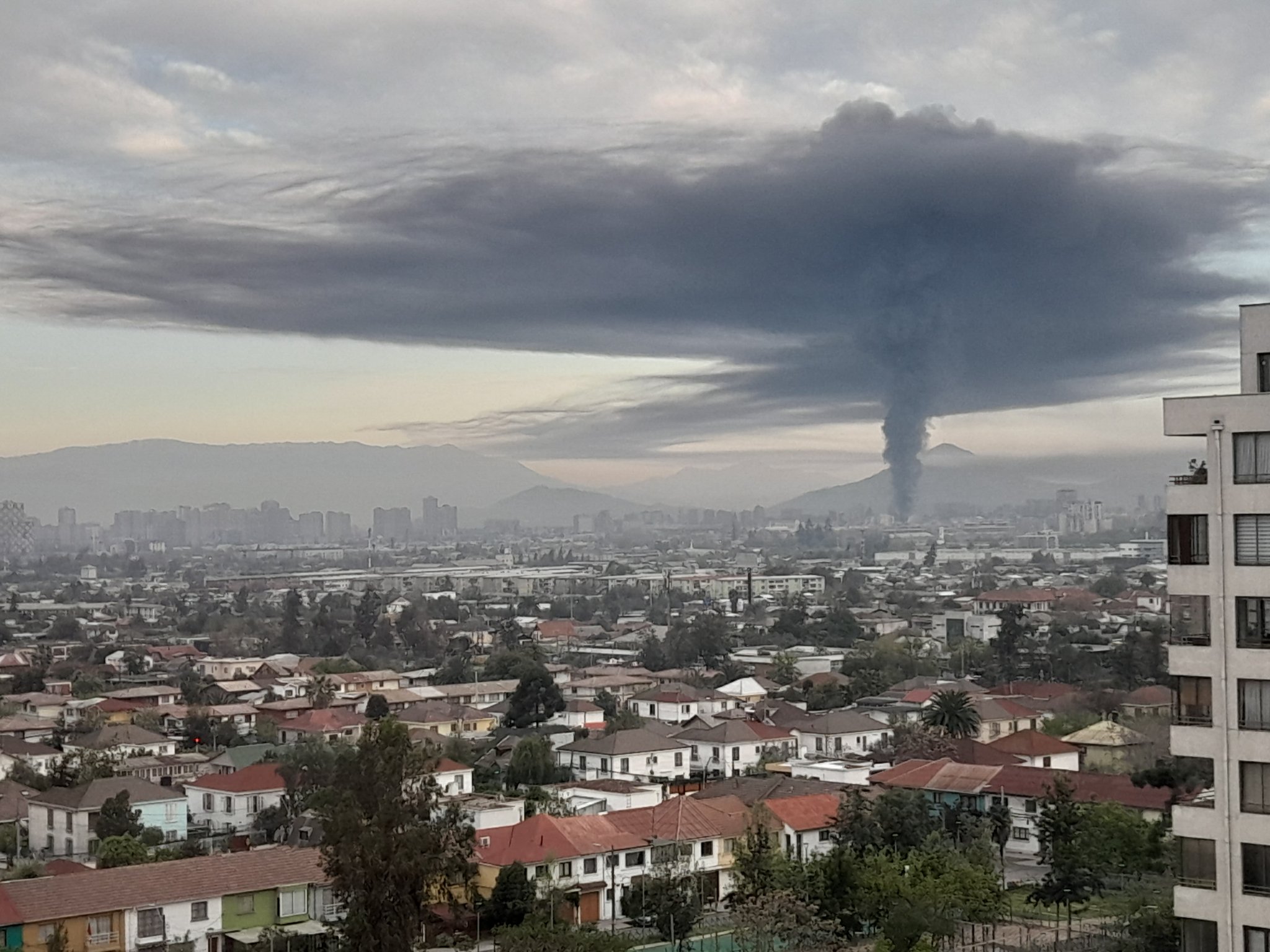 VIDEO| Gigantesco incendio en Barrio Meiggs se ve desde todo Santiago: Fue por robo a cajero automático