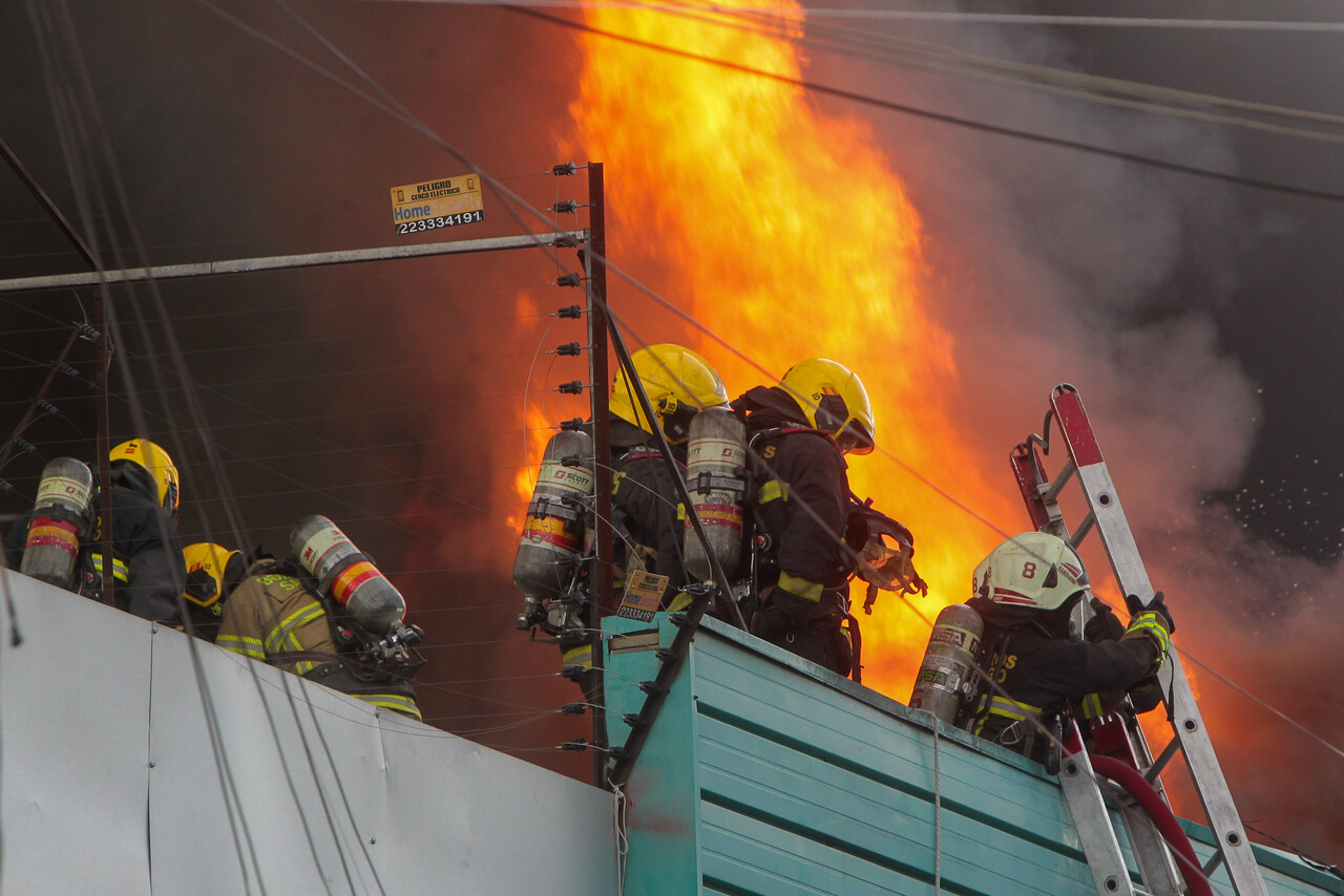 VIDEO| Gigantesco incendio en Barrio Meiggs se ve desde todo Santiago: Fue por robo a cajero automático