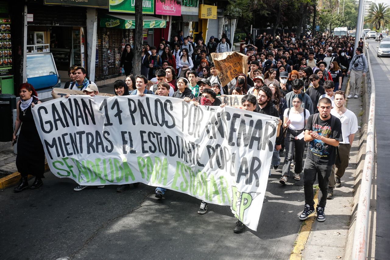 VIDEO| Multitudinaria marcha contra Marcela Cubillos por calles de Providencia: Hay restricción de tránsito