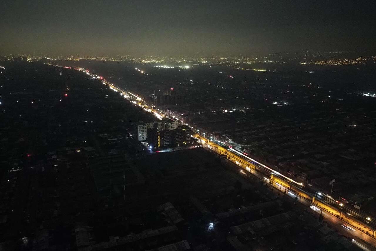 Chiste repetido: Más de 30.000 familias sin luz en Región Metropolitana pese a lluvia débil