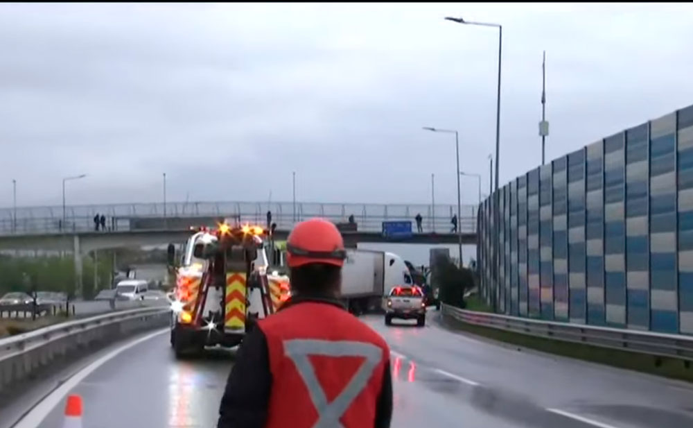 Lluviecita en Santiago: Metro con retrasos, Américo Vespucio cerrada y caídas de árboles