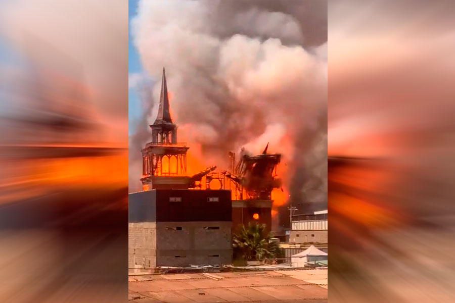 VIDEO| El momento en que la Iglesia de San Francisco de Iquique cae producto del fuego