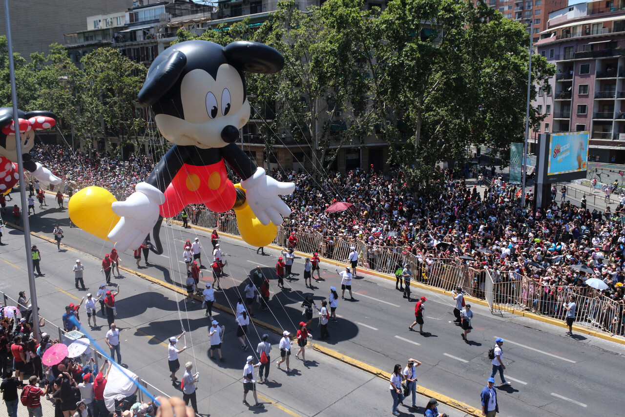 Paris Parade 2024: Globos gigantes de Mickey, Olaf, Simba y Spider-Man se tomarán Santiago