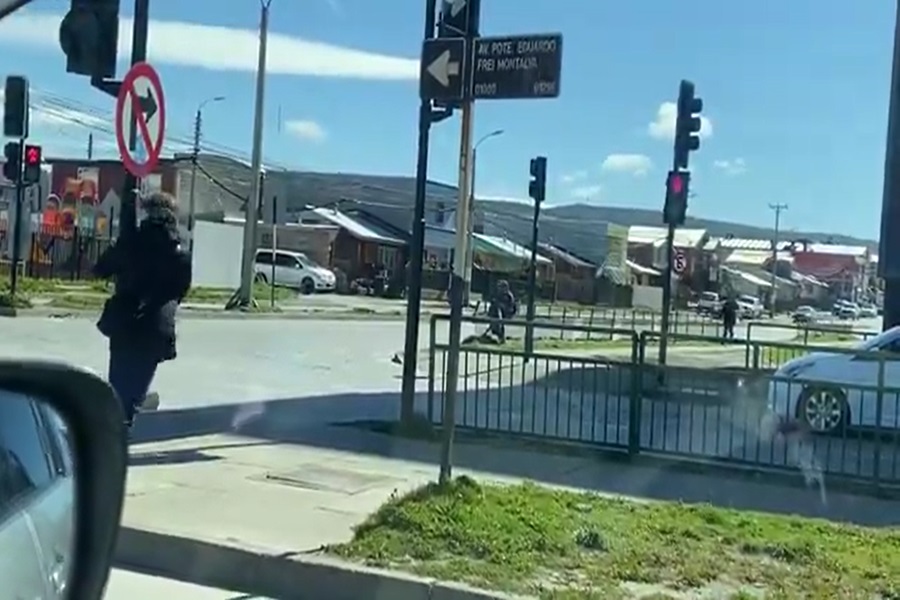 VIDEO| Se sujetan para no volarse: Puntarenense muestra potencia del viento en la ciudad