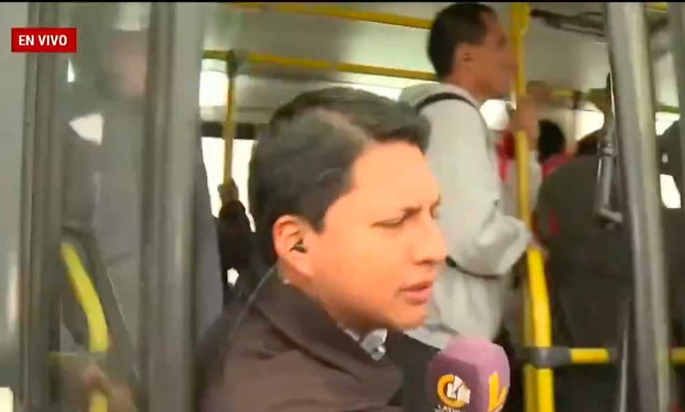 VIDEO| Y estaba transmitiendo en vivo: Periodista sufre hilarante “secuestro” entrevistando en micro