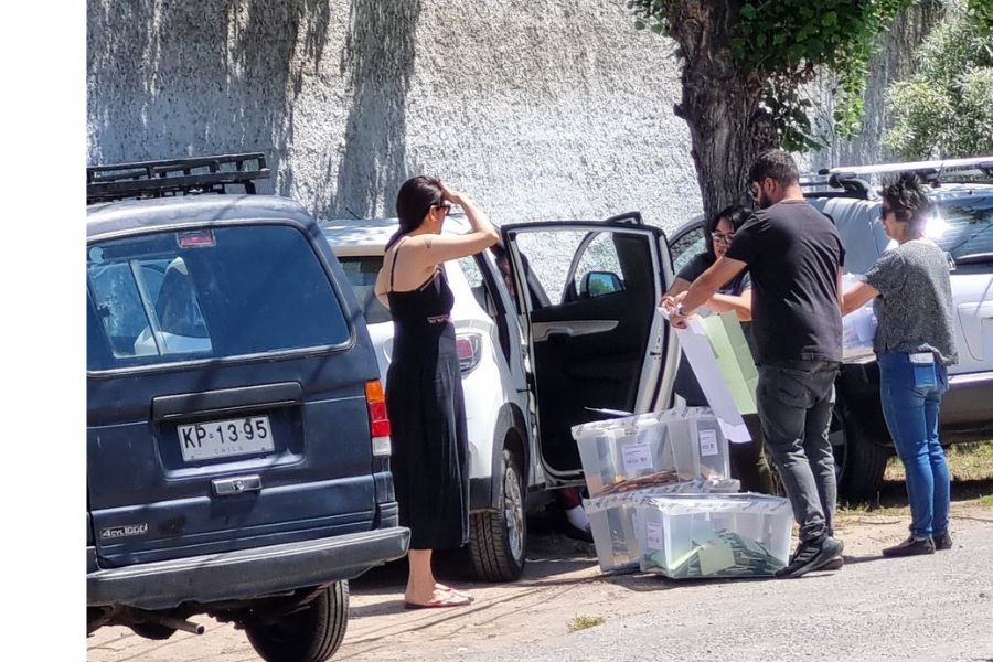 Mesas solo con hombres, unificadas y traslado de urna a auto para sufragar: Los reclamos al Servel