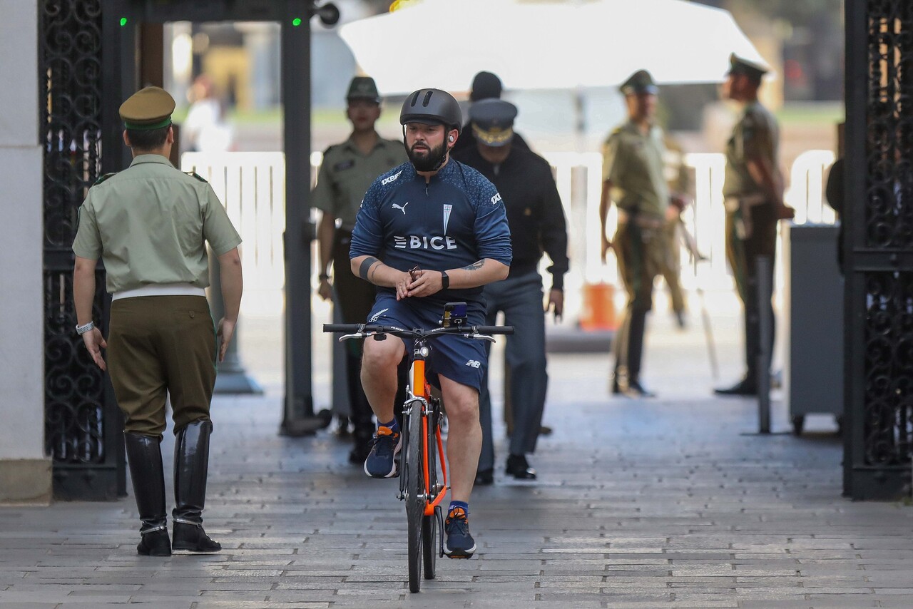 VIDEO| Gabriel Boric llega a La Moneda con camiseta de la UC y mostrando gran dominio de bicicleta