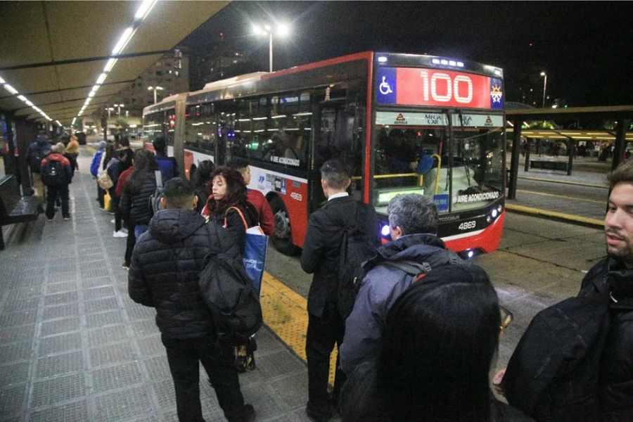 Buenos Aires es un caos: Paralizada por huelga del transporte aéreo, trenes, metro y taxis