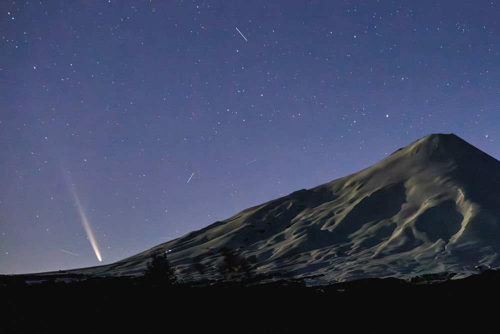 VIDEO| Fotógrafo chileno maravilla con su time-lapse del paso del Cometa del Siglo por Villarrica