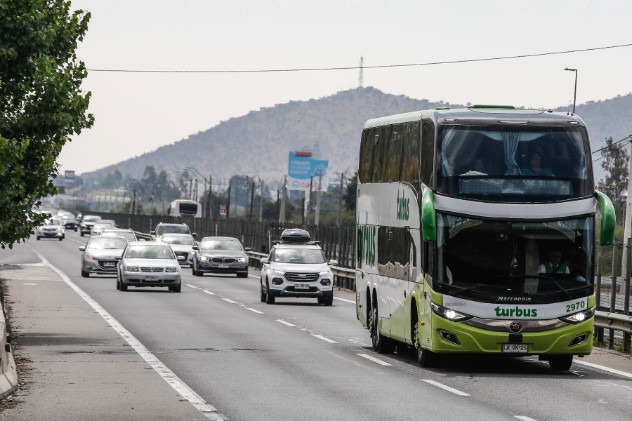 Fin de semana XL: Han salido casi 150 mil vehículos de Santiago y ya van tres decesos