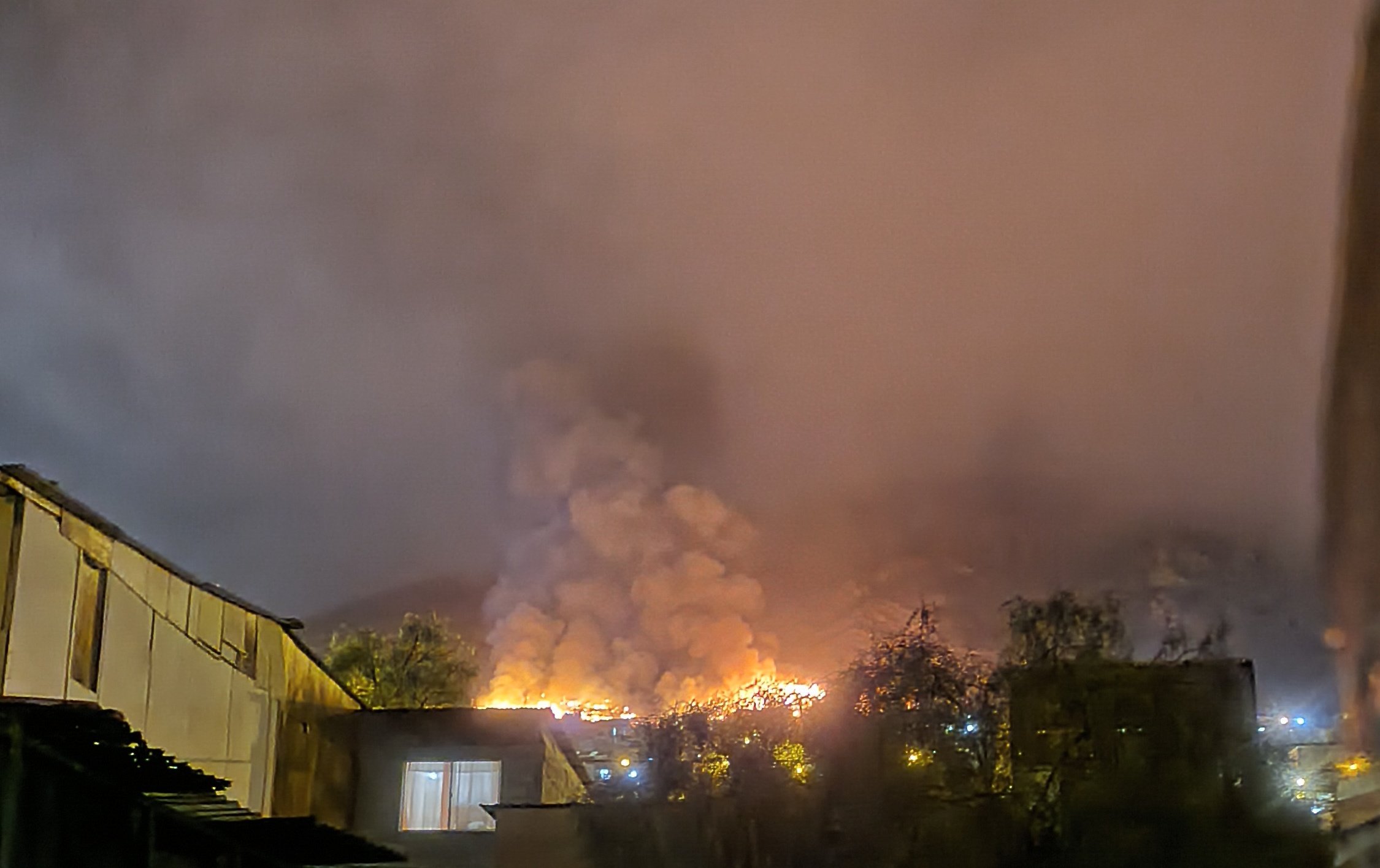 Incendio en campamento de Antofagasta: Más de 100 damnificados y corte de luz en la ciudad