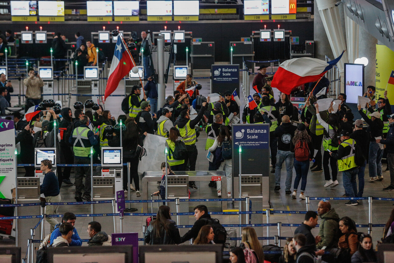 Aeropuerto de Santiago es un caos: Movilización de trabajadores provoca que pasajeros pierdan vuelos