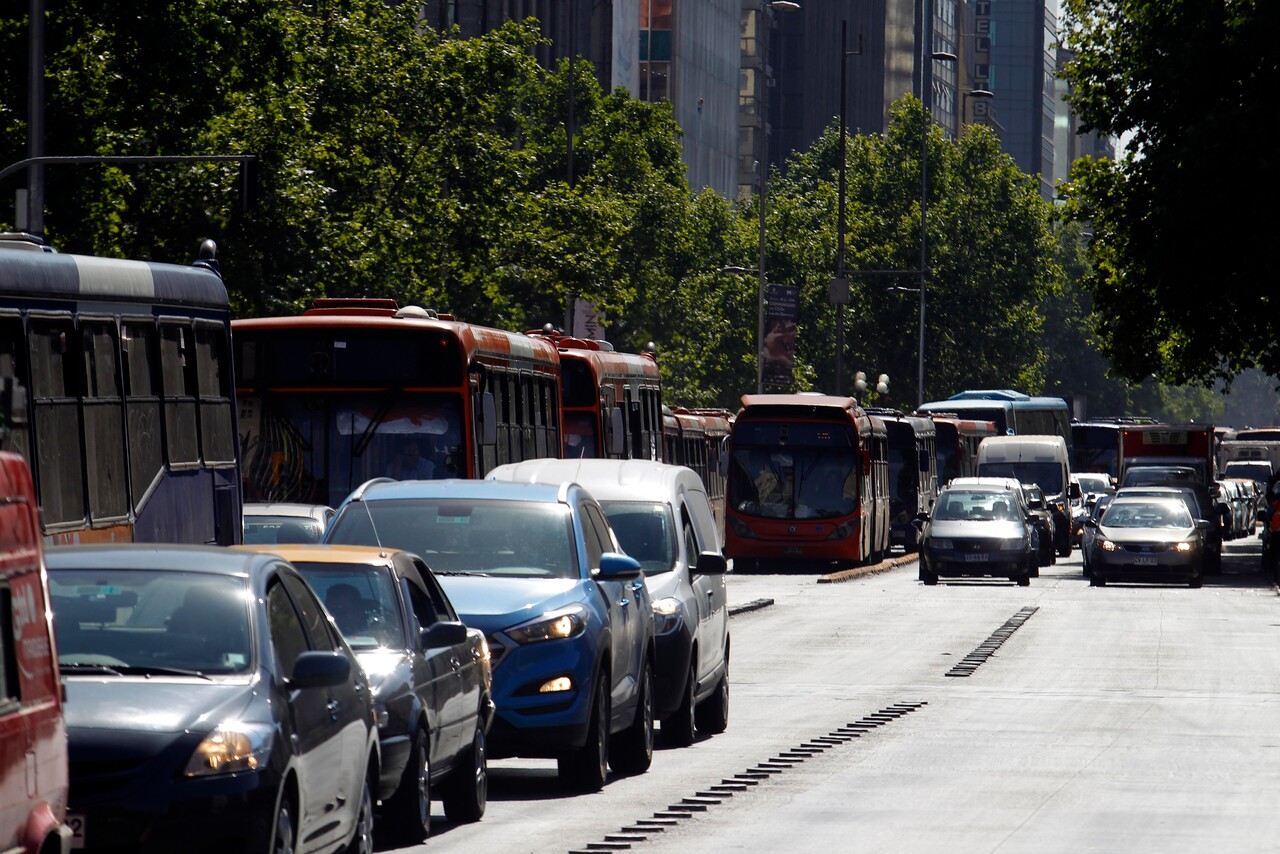 Desvíos de tránsito: Alta congestión en Alameda de Santiago por procedimiento policial