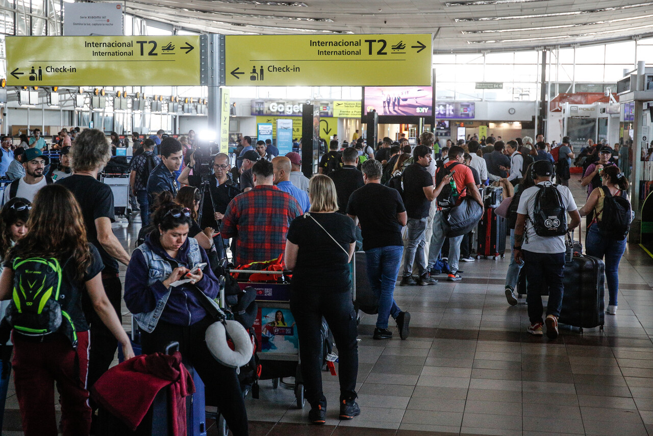 Aeropuerto de Santiago otra vez tiene problemas y retrasos: Ahora por movilización del SAG