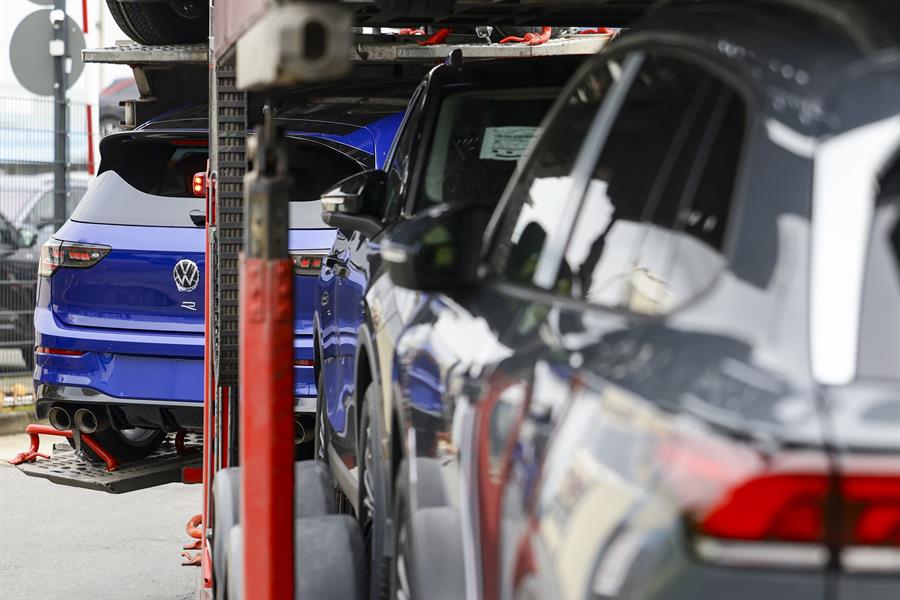 Ofrecen renunciar a salarios para no cerrar fábricas: Empleados de Volkswagen se organizan en Alemania