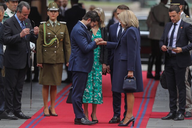 Brigitte Macron: El Ícono de la elegancia francesa que visita Chile más resguardada que su marido