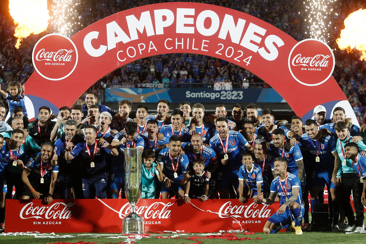 La U campeón de Copa Chile 2024: Azules dan su primera vuelta olímpica tras casi 8 años